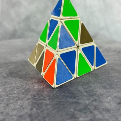 Lot 5: Vintage Pyraminx Puzzle – Pyramid Rubik’s Cube Style Brain Teaser