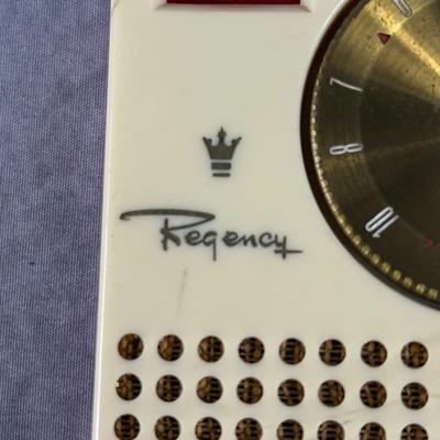 Lot 6: Vintage Rrequency Radio with White & Red Control Boxes – Retro Electronics