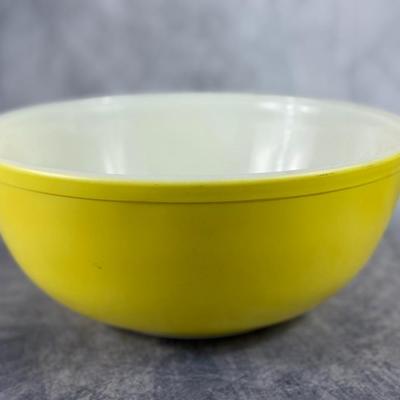 Pyrex Mixing Bowl Set – Classic Kitchen Collectible