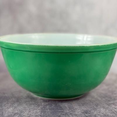 Pyrex Mixing Bowl Set – Classic Kitchen Collectible