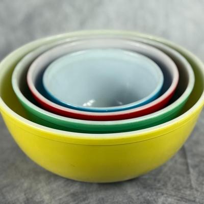 Pyrex Mixing Bowl Set – Classic Kitchen Collectible