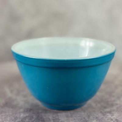 Pyrex Mixing Bowl Set – Classic Kitchen Collectible