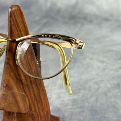 Lot 14: Antique Eyeglasses with Original Case – Vintage Elegance
