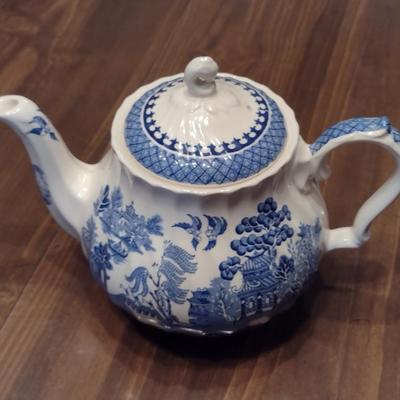Sadler England Porcelain Tea Pot- Blue Willow Pattern