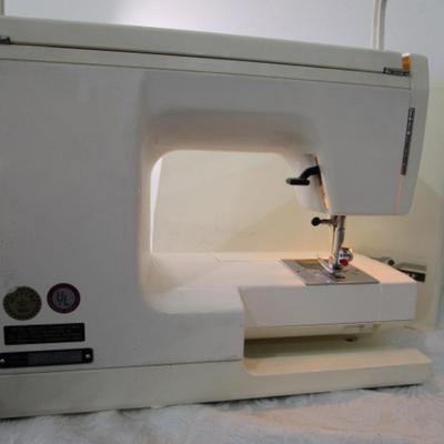 Sale Photo Thumbnail #12: In excellent condition, Model DX2015, tested & works, has 17 different stitches & button hole, has extra sewing needles, includes case
