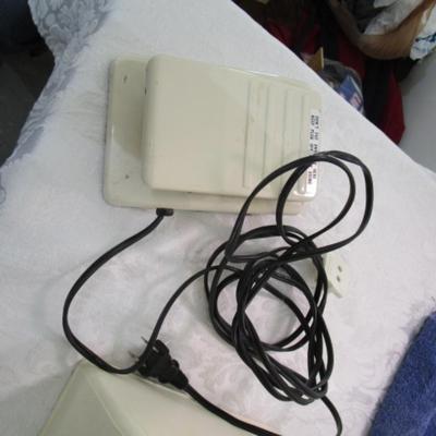 Sale Photo Thumbnail #15: In excellent condition, Model DX2015, tested & works, has 17 different stitches & button hole, has extra sewing needles, includes case