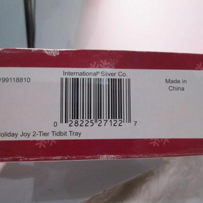Sale Photo Thumbnail #586: New in box, Item #99118810, 7 5/8 plate, 10 5/8 porcelin dessert places