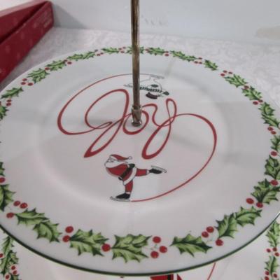 Sale Photo Thumbnail #580: New in box, Item #99118810, 7 5/8 plate, 10 5/8 porcelin dessert places