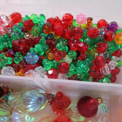 Sale Photo Thumbnail #679: Lots of beads, and other misc items, see pictures