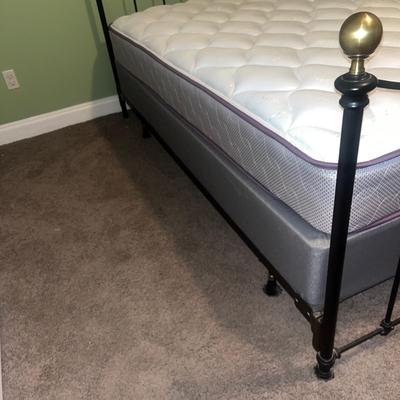 Queen Sized Black Metal Bed (BB-MG)