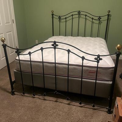 Queen Sized Black Metal Bed (BB-MG)