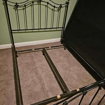 Queen Sized Black Metal Bed (BB-MG)