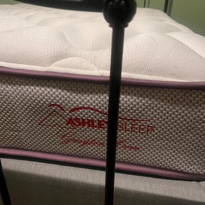 Queen Sized Black Metal Bed (BB-MG)