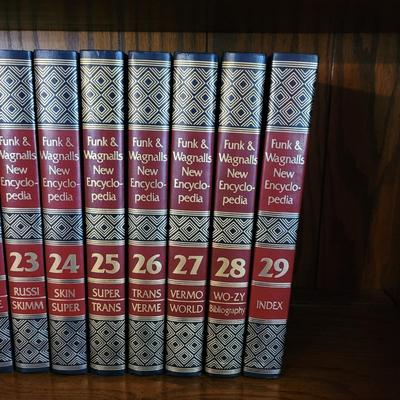 Funk and Wagnalls New Encyclopedia Set (LR-EL)