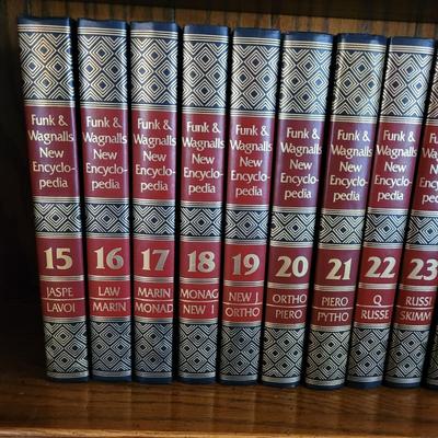 Funk and Wagnalls New Encyclopedia Set (LR-EL)