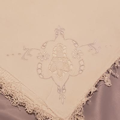 Antique White Lace Table Linens (B2-KD)