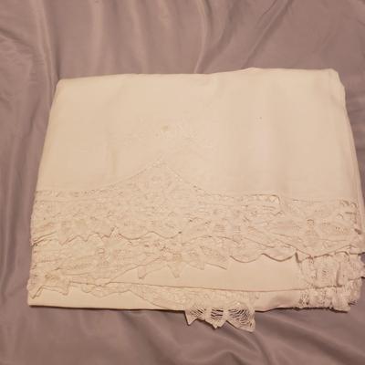 Antique White Lace Table Linens (B2-KD)