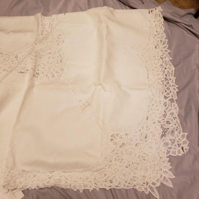 Antique White Lace Table Linens (B2-KD)