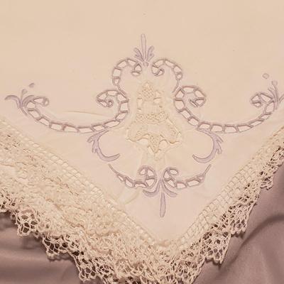 Antique White Lace Table Linens (B2-KD)