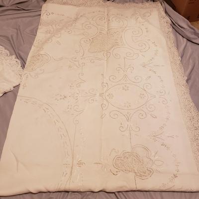 Antique White Lace Table Linens (B2-KD)