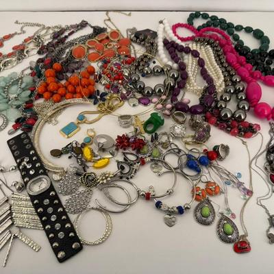 Sale Photo Thumbnail #4: Bag of costume jewelry (rings, bracelets, necklaces, earrings) weighting 4lb 3 3/4oz
Wearable fashion, some need cleaning. Metal not tested. Find your treasure