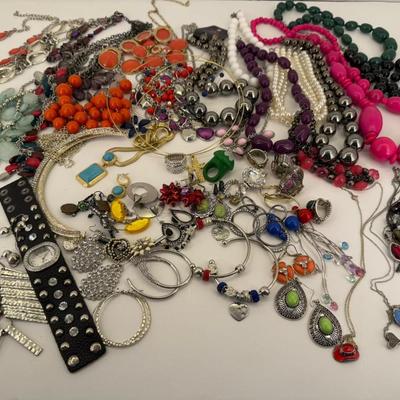 Sale Photo Thumbnail #6: Bag of costume jewelry (rings, bracelets, necklaces, earrings) weighting 4lb 3 3/4oz
Wearable fashion, some need cleaning. Metal not tested. Find your treasure