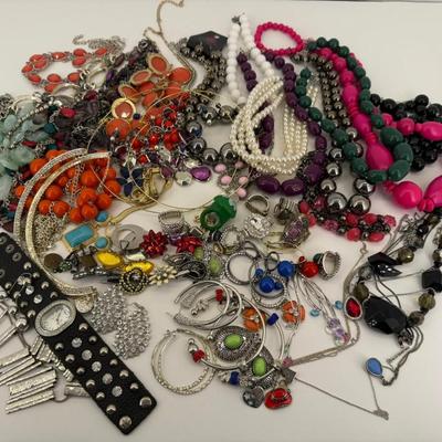 Sale Photo Thumbnail #3: Bag of costume jewelry (rings, bracelets, necklaces, earrings) weighting 4lb 3 3/4oz
Wearable fashion, some need cleaning. Metal not tested. Find your treasure