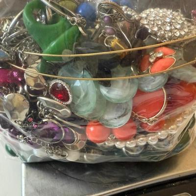 Sale Photo Thumbnail #7: Bag of costume jewelry (rings, bracelets, necklaces, earrings) weighting 4lb 3 3/4oz
Wearable fashion, some need cleaning. Metal not tested. Find your treasure