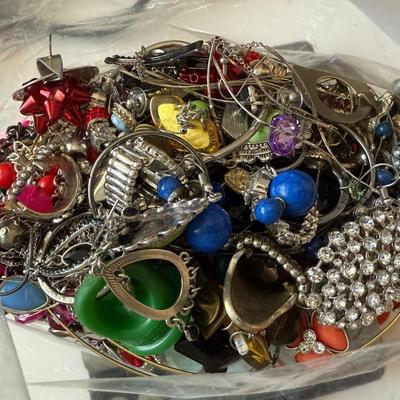 Sale Photo Thumbnail #8: Bag of costume jewelry (rings, bracelets, necklaces, earrings) weighting 4lb 3 3/4oz
Wearable fashion, some need cleaning. Metal not tested. Find your treasure