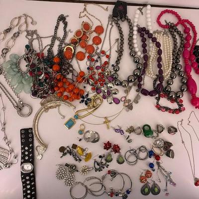 Sale Photo Thumbnail #5: Bag of costume jewelry (rings, bracelets, necklaces, earrings) weighting 4lb 3 3/4oz
Wearable fashion, some need cleaning. Metal not tested. Find your treasure