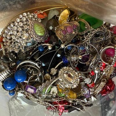Sale Photo Thumbnail #12: Bag of costume jewelry (rings, bracelets, necklaces, earrings) weighting 4lb 3 3/4oz
Wearable fashion, some need cleaning. Metal not tested. Find your treasure