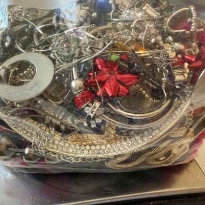 Sale Photo Thumbnail #9: Bag of costume jewelry (rings, bracelets, necklaces, earrings) weighting 4lb 3 3/4oz
Wearable fashion, some need cleaning. Metal not tested. Find your treasure