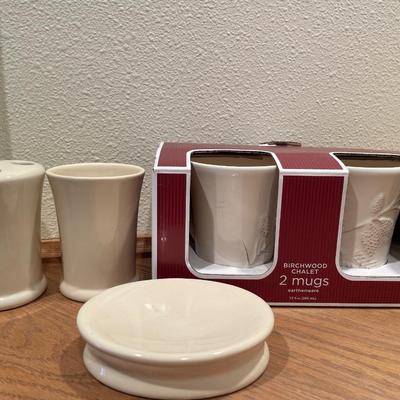 Cream bathroom accessory set & mugs