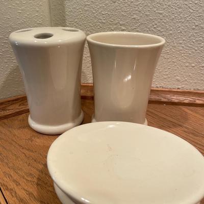 Cream bathroom accessory set & mugs