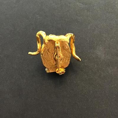 Animal head spiral brooch
