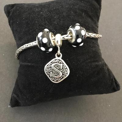 Very nice silvertone toggle bracelet, S charm