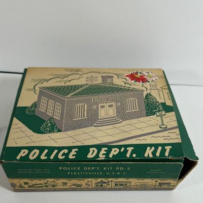 LOT 196: Vintage Minitures Including Building Trees, Gas Pumps and Toy Soldiers In Original Boxes