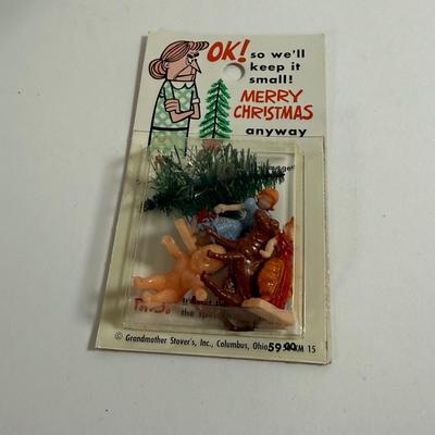 LOT 196: Vintage Minitures Including Building Trees, Gas Pumps and Toy Soldiers In Original Boxes
