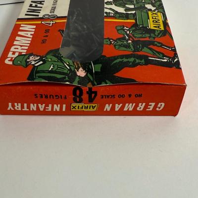 LOT 196: Vintage Minitures Including Building Trees, Gas Pumps and Toy Soldiers In Original Boxes