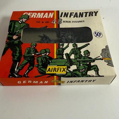 LOT 196: Vintage Minitures Including Building Trees, Gas Pumps and Toy Soldiers In Original Boxes