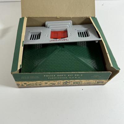 LOT 196: Vintage Minitures Including Building Trees, Gas Pumps and Toy Soldiers In Original Boxes