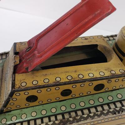 LOT 102: Marx Doughboy Tin Litho Wind Up Tank