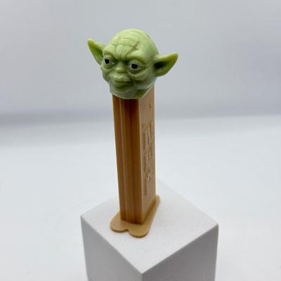 LOT 126: Star Wars Pez Dispensers