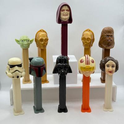 LOT 126: Star Wars Pez Dispensers