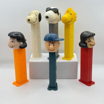 LOT 130: Peanuts Charlie Brown Snoopy Pez Dispensers