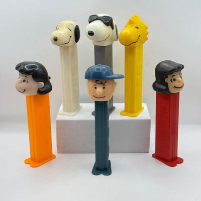 LOT 130: Peanuts Charlie Brown Snoopy Pez Dispensers
