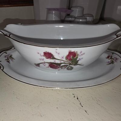 Gravy boat and platter