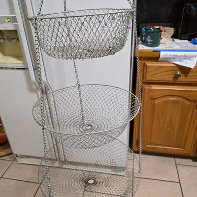 Hanging wire basket