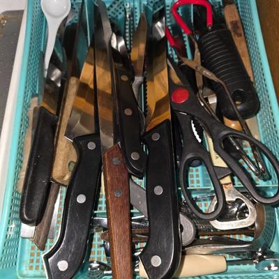 Knives and kitchen utensils