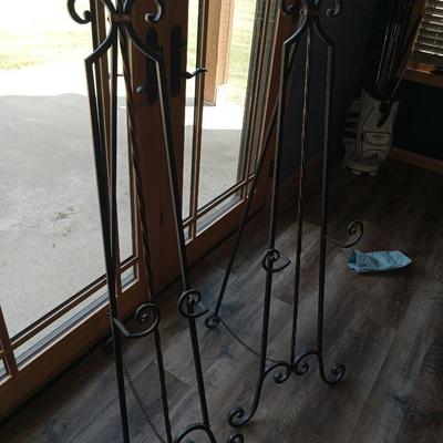 2 picture easels